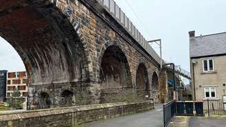 A reportagem foi até o local e encontrou a ponte sem danos