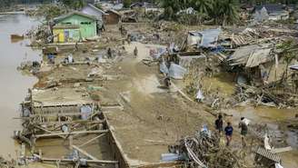 Casas danificadas por enchentes são vistas na vila de Kuala Simpang, em Aceh Tamiang, Sumatra do Norte, em 2 de dezembro de 2025. Autoridades na Indonésia e no Sri Lanka lutaram em 3 de dezembro para alcançar sobreviventes das enchentes mortais em regiões remotas e isoladas.