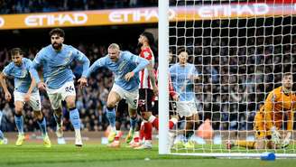 Jogadores do Manchester City comemorando gol