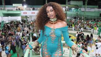 Iza usou macacão verde com recortes em ensaio da Imperatriz Leopoldinense, no Rio