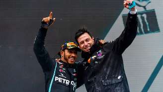 Lewis Hamilton e Toto Wolff durante conquista do 7º título mundial 