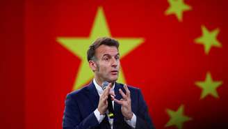 O presidente francês Emmanuel Macron fala na Universidade de Sichuan, em Chengdu, província de Sichuan, durante uma visita de três dias à China, em 5 de dezembro de 2025.