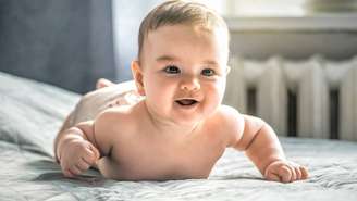 A pele delicada do bebê exige proteção redobrada: evite sol forte, use roupas leves, chapéu e siga corretamente as recomendações de uso do protetor solar – depositphotos.com / Vovashevchuk