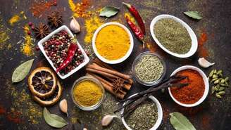 Temperos naturais são uma ótima forma de deixar a comida mais saborosa sem exagerar no sal