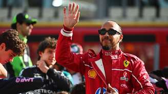 Hamilton acena para os fãs em Abu Dhabi