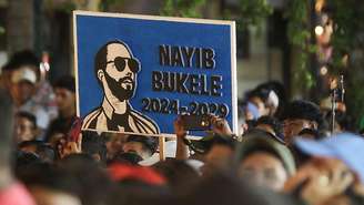 Apoiadores seguram um cartaz em suporte ao presidente Nayib Bukele, de El Salvador
