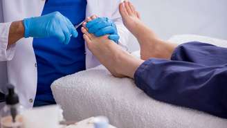 O trabalho do podólogo envolve uma série de procedimentos realizados com técnicas seguras e equipamentos específicos, que proporcionam benefícios significativos ao paciente – depositphotos.com / Elnur_