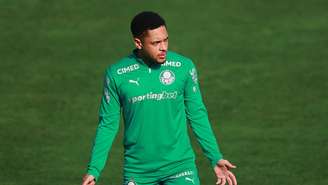 Vitor Roque durante treino do Palmeiras