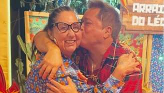 Margareth Serrão recebendo um beijo na bochecha de Leonardo