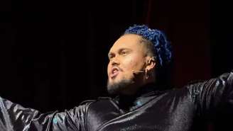 aAor Vitor Eduardo Dumont Ferreira passou mal e desmaiou no palco durante apresentação