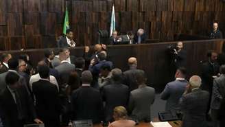 A sessão que revogou a prisão de Bacellar teve a participação dos 65 deputados 