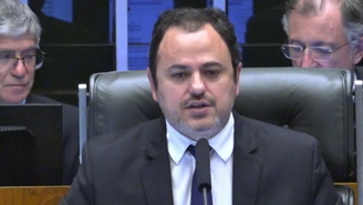 Glauber Braga (Psol-SP) ocupa cadeira da presidência da Câmara