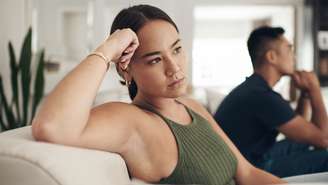 Descubra como cada signo se comporta quando perde o interesse no relacionamento e quais sinais entregam essa mudança.