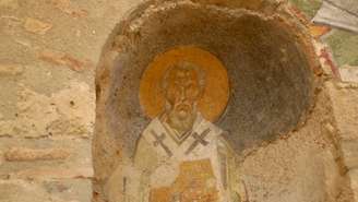 Em vários países europeus, a noite de 5 para 6 de dezembro ainda é marcada pela visita simbólica de São Nicolau, que deixa doces e pequenos presentes nas casas – depositphotos.com / ggaalla