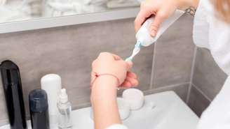 Dentistas orientam manter uma rotina de escovação de duas a três vezes diariamente –