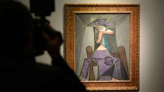 Dora Maar, cujo nome verdadeiro era Henriette Théodora Markovic (1907-1997), tornou-se conhecida por inspirar inúmeros retratos feitos por Pablo Picasso. Na imagem de ilustração o "Portrait de femme (Dora Maar)" datado de agosto de 1942.