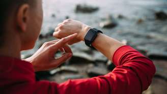 Biohacking une biologia e tecnologia para melhorar energia, sono e desempenho; veja como funciona, benefícios e riscos 