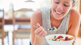 Serotonina baixa causa ansiedade, insônia e descontrole do apetite; veja alimentos que aumentam serotonina e equilibram humor e sono