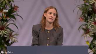 Ana Corina, filha de María Corina Machado, recebe Nobel da Paz em nome da mãe