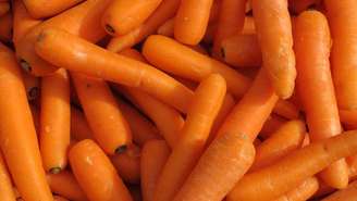 Do prato cru às receitas cozidas, a cenoura ajuda na saúde ocular, no bom funcionamento intestinal e no equilíbrio nutricional – depositphotos.com / SRphotos