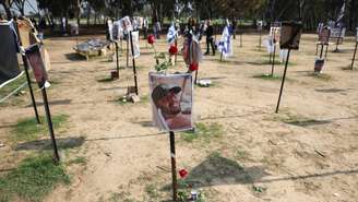 Flores deixadas no local do ataque de 7 de outubro de 2023, comandado pelo Hamas, no sul de Israel.