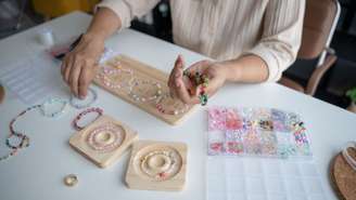 Hobbies manuais reduzem estresse e ansiedade ao induzir o estado de flow; saiba como atividades criativas restauram o bem