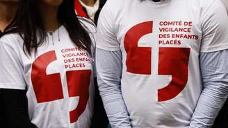 Manifestantes homenageiam crianças acolhidas, em Paris, em 7 de maio de 2024.