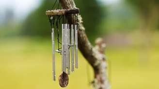 Sino dos ventos: entenda seu significado espiritual, origem, materiais, onde colocar e como harmonizar a energia da casa segundo o Feng Shui