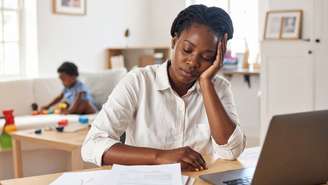 Entenda por que a sensação de que o ano “voou” é tão comum; neurociência, dopamina, estresse e rituais explicam como percebemos o tempo