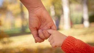 Especialistas reforçam que, mesmo em tempos de telas, crianças precisam de conexão real; saiba como fortalecer esses vínculos familiares