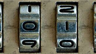 A seleção de itens para uma cápsula do tempo costuma começar por elementos que representem o contexto daquele momento – depositphotos.com / markshearin