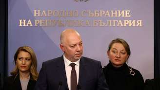 O primeiro-ministro búlgaro, Rossen Jeliazkov (centro), durante uma coletiva de imprensa na qual anunciou sua renúncia, em 11 de dezembro de 2025.