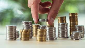 No início da década de 2020, um dos casos mais recentes de nova unidade monetária física foi o novo kwanza em Angola, introduzido em meio a mudanças no regime cambial e na política econômica – depositphotos.com / VadimVasenin