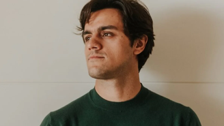 Felipe Simas desabafa sobre medo de ter admitido que se converteu a religião / Reprodução: Instagram