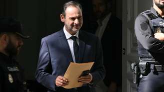 O ex-ministro espanhol dos Transportes, José Luis Ábalos, deixa o Supremo Tribunal após sua audiência por suspeita de corrupção, em Madri, em 15 de outubro de 2025 (imagem ilustrativa)