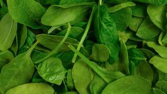 Em pequenas porções, o espinafre concentra uma quantidade relevante de vitamina K, útil para processos de coagulação do sangue, além de vitamina A na forma de betacaroteno, que se associa à saúde dos olhos e da pele – depositphotos.com / zaiarnyi