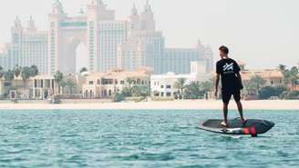 A Audi passou a comercializar no Brasil o Audi Aerofoils, uma prancha elétrica de alto desempenho 