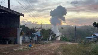 Explosão na província de Pursat, no Camboja, é vista no amanhecer deste sábado (13/12/2025).