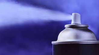 A inalação intencional de vapores de produtos como desodorantes em spray, tintas, limpadores de uso doméstico –