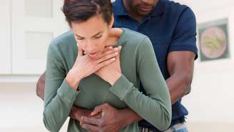 Novas diretrizes sobre desengasgo atualizam a Manobra de Heimlich, priorizam segurança e orientam técnicas para adultos, crianças e bebês
