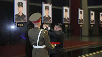O líder norte-coreano Kim Jong-un condecorou postumamente, na sexta-feira 12 de dezembro de 2025, os nove soldados norte-coreanos mortos na região russa de Kursk, mobilizados na guerra entre Moscou e a Ucrânia.