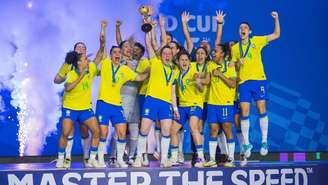 A seleção brasileira feminina celebra o título da primeira Copa do Mundo de futsal, em 7 de dezembro de 2025, nas Filipinas.