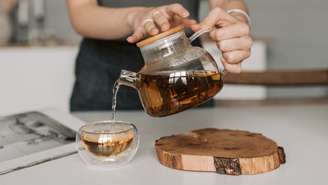 Chá de angélica ajuda na digestão, ansiedade e bem