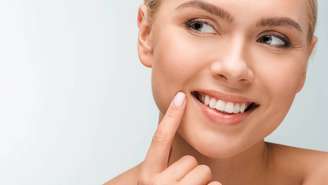 Mordida cruzada, desalinhamento e bruxismo criam pontos de impacto constantes que enfraquecem esmalte, gengiva e osso de suporte – depositphotos.com / HayDmitriy