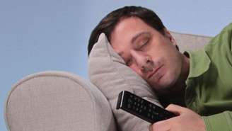 Dormir com a TV ligada traz conforto emocional para muitas pessoas, mas pode prejudicar a qualidade do sono; saiba o que diz a psicologia