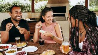 Conheça o hara hachi bu, prática japonesa inspirada na moderação alimentar, que incentiva comer até 80% da saciedade; entenda seus benefícios