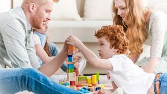 Especialista em desenvolvimento infantil dá dicas aos pais para deixar as crianças longe das telas durante o período das férias escolares