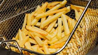 Como Mounjaro e Ozempic retardam o esvaziamento gástrico, refeições muito carregadas em gordura tendem a permanecer mais tempo no estômago, favorecendo enjoo, sensação de estufamento e mal-estar. Frituras, fast food e preparações com muito óleo ou manteiga entram nesse grupo de maior risco de desconforto – depositphotos.com / starush