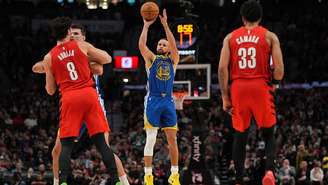 Stephen Curry anotou 48 pontos na derrota dos Warriors