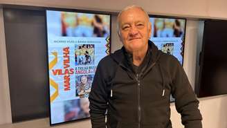 O músico e pesquisador Ricardo Vilas, no estúdio da RFI em 21 de novembro de 2025. Ele lança o álbum "Vilas Maravilha" com o grupo angolano, Banda Maravilha.